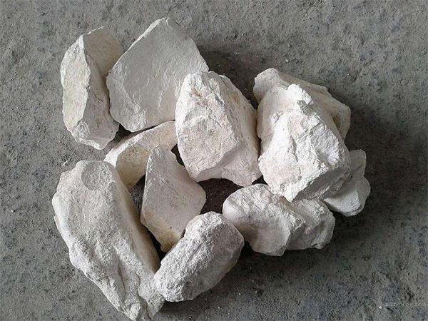 為什么要在魚塘里撒生石灰？